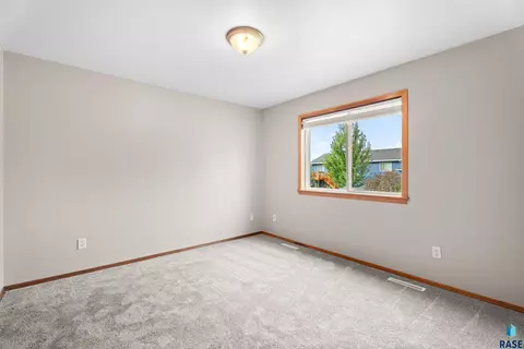 5209 S Mayo Ave, Sioux Falls, SD 57106 photo 19