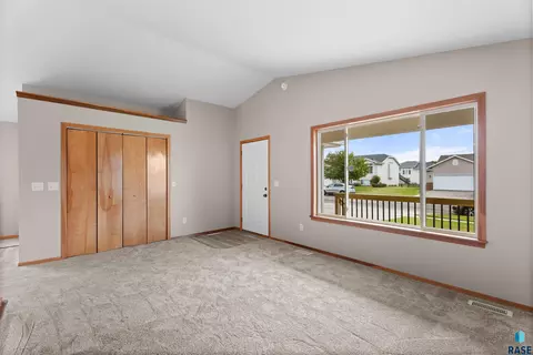 5209 S Mayo Ave, Sioux Falls, SD 57106 photo 5