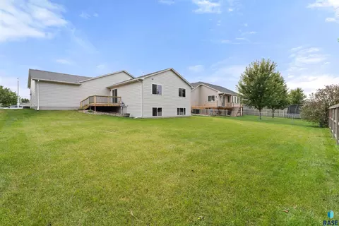 5209 S Mayo Ave, Sioux Falls, SD 57106 photo 2