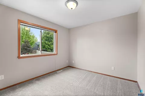 5209 S Mayo Ave, Sioux Falls, SD 57106 photo 16
