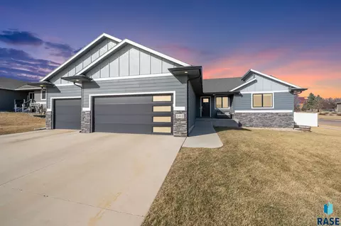 2412 E Stewart Ln, Brandon, SD 57005