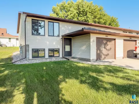 1505 E Cedar Cir, Brandon, SD 57005 photo 2
