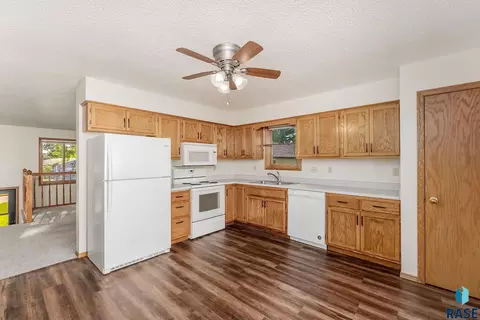 1505 E Cedar Cir, Brandon, SD 57005 photo 5
