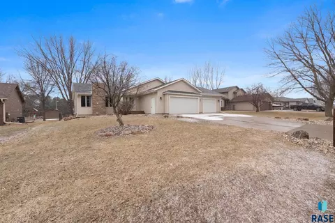 201 E 9th St, Crooks, SD 57020 photo 3
