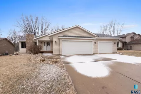 201 E 9th St, Crooks, SD 57020 photo 2