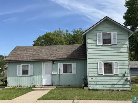 412 SW 2nd St, Madison, SD 57042