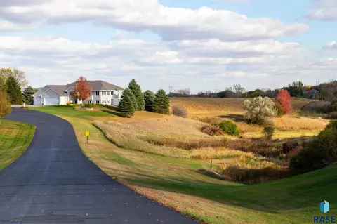 47869 Chateau Ct, Harrisburg, SD 57032