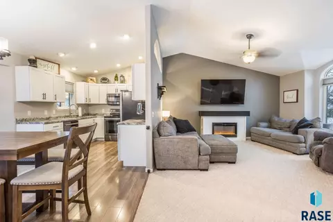 901 E Pine St, Brandon, SD 57005 photo 9