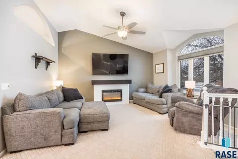 901 E Pine St, Brandon, SD 57005 photo 7