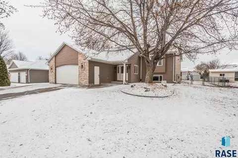 901 E Pine St, Brandon, SD 57005 photo 3