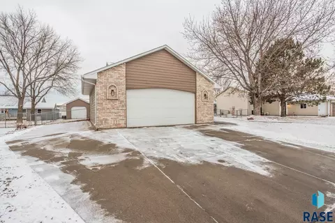 901 E Pine St, Brandon, SD 57005 photo 2