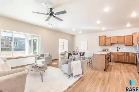 9207 W 43rd St, Sioux Falls, SD 57106