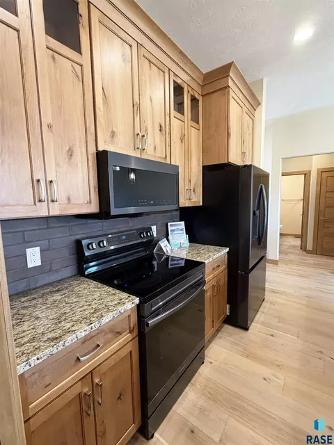 Kitchen - 7101 E Copper Stone Cir, Sioux Falls, SD 57110 photo 2 of 4
