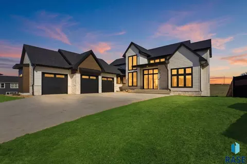 7312 Agate Cir, Sioux Falls, SD 57110