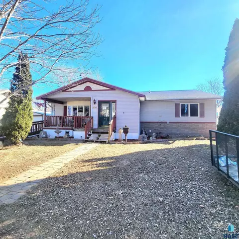 208 S Clark St, Viborg, SD 57070