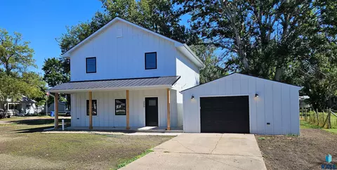 Exterior - 300 Iowa St, Centerville, SD 57014 photo 2 of 2