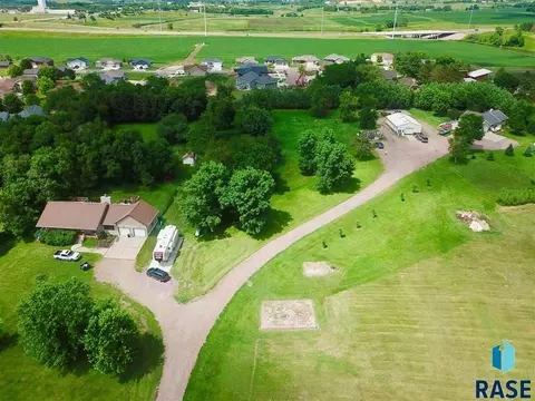 1604 E Redwood Blvd, Brandon, SD 57005 photo 2