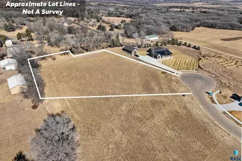 1005 N Foxtail Cir, Sioux Falls, SD 57110