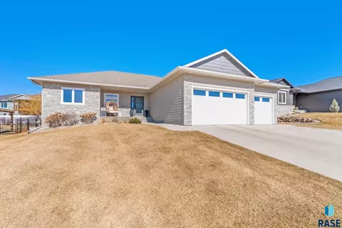 8204 E Wicker Ct, Sioux Falls, SD 57110
