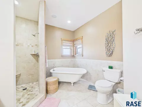 Bath - 48190 268th St, Brandon, SD 57005 photo 2 of 7