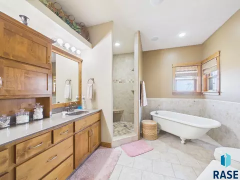 Bath - 48190 268th St, Brandon, SD 57005 photo 3 of 7