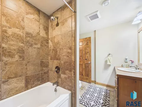 Bath - 48190 268th St, Brandon, SD 57005 photo 5 of 7