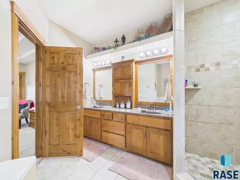 Bath - 48190 268th St, Brandon, SD 57005 photo 1 of 7