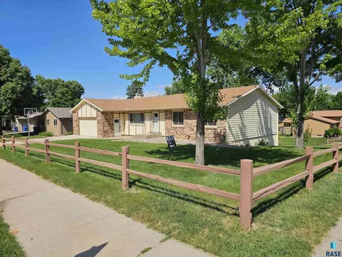 Exterior - 2408 S Valley View Rd, Sioux Falls, SD 57106 photo 3 of 6