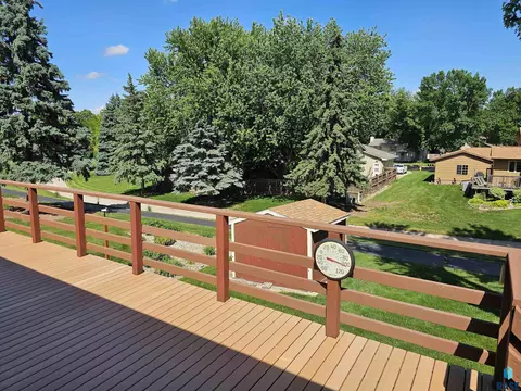Exterior - 2408 S Valley View Rd, Sioux Falls, SD 57106 photo 5 of 6
