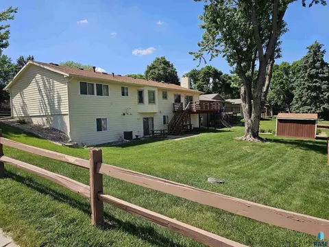 Exterior - 2408 S Valley View Rd, Sioux Falls, SD 57106 photo 4 of 6