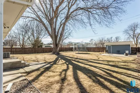 Exterior - 209 S Albert St, Freeman, SD 57029 photo 3 of 6