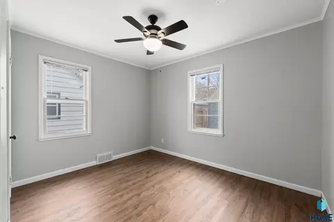 707 E 26th St, Sioux Falls, SD 57105 photo 13