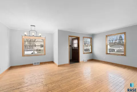707 E 26th St, Sioux Falls, SD 57105 photo 3