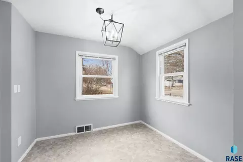 707 E 26th St, Sioux Falls, SD 57105 photo 12