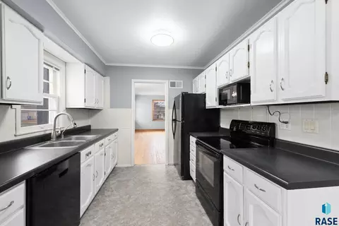 707 E 26th St, Sioux Falls, SD 57105 photo 7