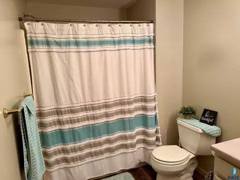 Bath - 1516 Deerfield Ln, Mitchell, SD 57301 photo 11 of 12