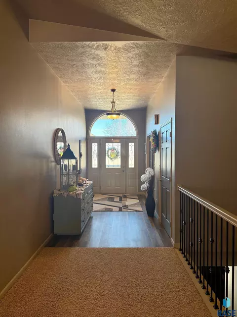 Entry Way - 1516 Deerfield Ln, Mitchell, SD 57301 photo 2 of 3