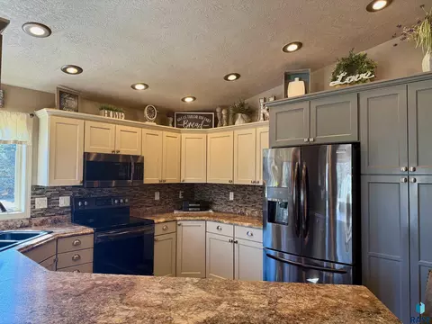 Kitchen - 1516 Deerfield Ln, Mitchell, SD 57301 photo 3 of 3