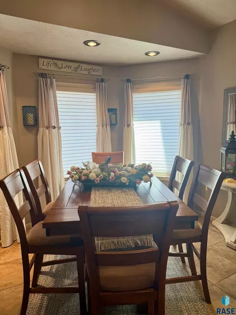 Dining - 1516 Deerfield Ln, Mitchell, SD 57301 photo 1 of 4