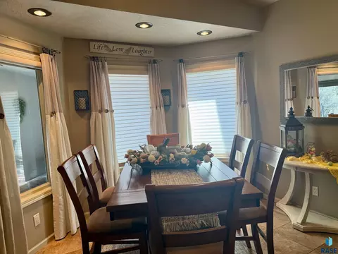 Dining - 1516 Deerfield Ln, Mitchell, SD 57301 photo 2 of 4