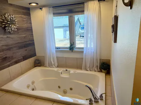 Bath - 1516 Deerfield Ln, Mitchell, SD 57301 photo 5 of 12