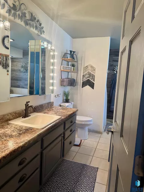 Bath - 1516 Deerfield Ln, Mitchell, SD 57301 photo 2 of 12