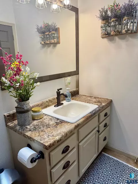 Bath - 1516 Deerfield Ln, Mitchell, SD 57301 photo 8 of 12