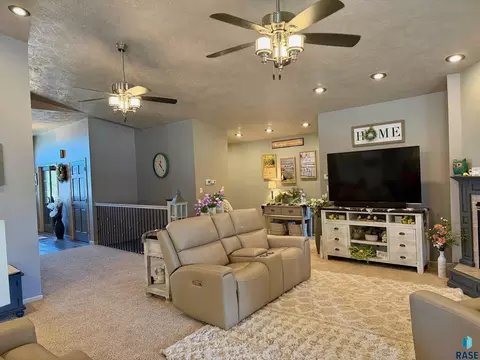 Living - 1516 Deerfield Ln, Mitchell, SD 57301 photo 2 of 4