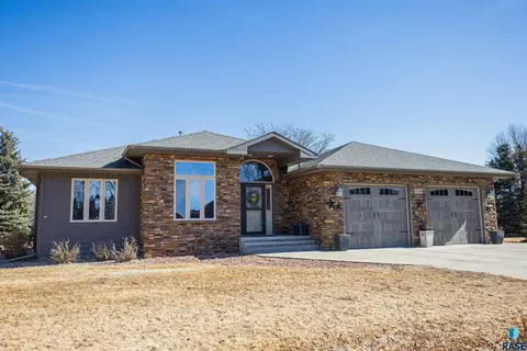 Exterior - 1516 Deerfield Ln, Mitchell, SD 57301 photo 2 of 8