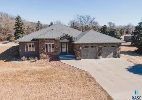 Exterior - 1516 Deerfield Ln, Mitchell, SD 57301 photo 3 of 8