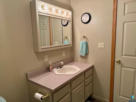 Bath - 1516 Deerfield Ln, Mitchell, SD 57301 photo 12 of 12