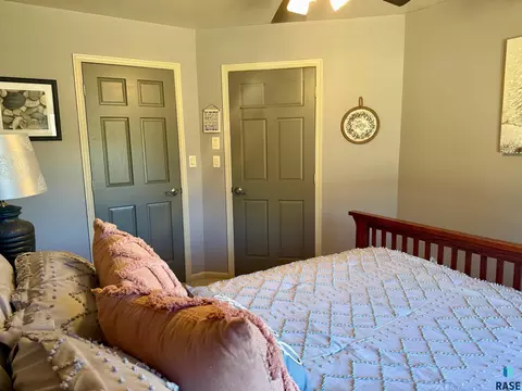 Bedroom - 1516 Deerfield Ln, Mitchell, SD 57301 photo 8 of 14