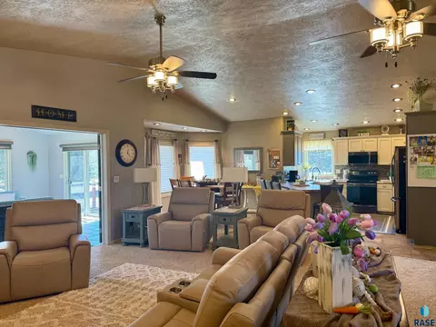 Living - 1516 Deerfield Ln, Mitchell, SD 57301 photo 3 of 4