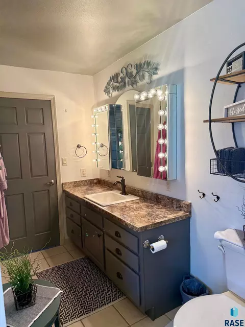 Bath - 1516 Deerfield Ln, Mitchell, SD 57301 photo 3 of 12